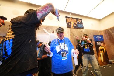 Clay Bennett presidente del grupo propietario del Oklahoma City Thunder, celebra con los jugadores en el vestuario tras ganar el campeonato de baloncesto de la NBA.