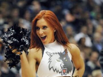 Las cheerleaders de los Timberwolves pusieron el espectáculo ante la visita de uno de los peores equipos de la liga: Milwaukee Bucks.