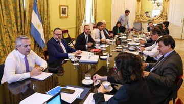 Handout picture released by the Argentine presidency showing Argentina&#039;s President Alberto Fernandez (L) holding a meeting with his cabinet refarding the new coronavirus, COVID-19, epidemic, in Buenos Aires, on March 16, 2020. - Argentina&#039;s President Alberto Fernandez announced on March 15 the closure of the country&#039;s borders and a suspension of school until the end of the month. Quarantine, schools, shops and borders closed, gatherings banned, are the main measures being taken in many countries across the world to fight the spread of the novel coronavirus. (Photo by Esteban COLLAZO / Argentinian Presidency / AFP) / RESTRICTED TO EDITORIAL USE - MANDATORY CREDIT &quot;AFP PHOTO / ARGNETINA&#039;S PRESIDENCY / ESTEBAN COLLAZO &quot; - NO MARKETING - NO ADVERTISING CAMPAIGNS - DISTRIBUTED AS A SERVICE TO CLIENTS