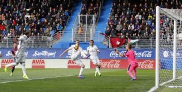 Benzema marca el 0-2 tras el pase de Sergio Ramos.