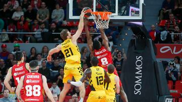 El ala-pívot de Lenovo Tenerife Tim Abromaitis (i) lucha con el cubano Yoanki Mencía (d), de Casademont Zaragoza, durante el partido de Liga Endesa que se juega hoy sábado en el pabellón Príncipe Felipe de Zaragoza.