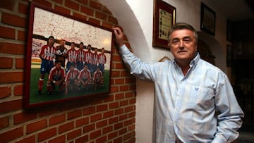 Radomir Antic posa con una foto del once del Atl&eacute;tico en el doblete en el museo de su casa. 