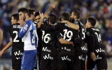 Los jugadores del Eibar celebran su segundo gol ante el RCD Espanyol, obra del defensa Eneko Bóveda, durante el partido correspondiente a la decimo séptima jornada de Liga de Primera División