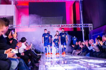 La U presenta camiseta que rememora el azul del '94