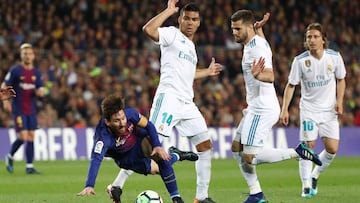 Nacho, Messi y Casemiro pelean un balón en el Clásico.
