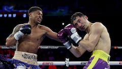 El boxeador estadounidense Shakur Stevenson golpea al japonés Shuichiro Yoshino durante un combate de boxeo.