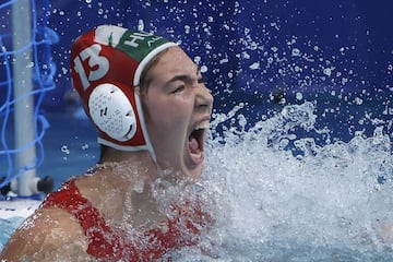 Gesto de fuerza de la húngara Alda Magyari durante el partido por la medalla de bronce de waterpolo femenino. 