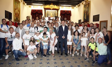 Los jugadores del Elche celebraron con la ciudad su vuelta a la categoría de plata.