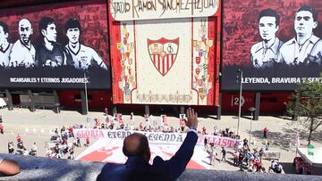 Las l¨¢grimas de Monchi con el espectacular tifo de los Biris