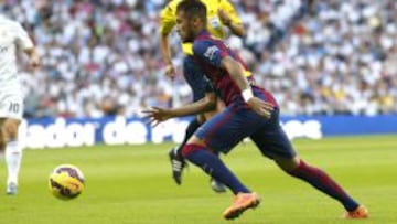 El delantero brasile&ntilde;o del FC Barcelona Neymar jr. durante el partido de la novena jornada de Liga de Primera Divisi&oacute;n disputado ante el Real Madrid esta tarde en el estadio Santiago Bernab&eacute;u. 