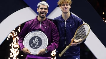 Carlos Alcaraz y Jannik Sinner, en la ceremonia de entrega de premios del Six Kings Slam.