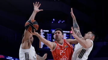 MADRID, 24/03/2026.- El base serbio del Hapoel Tel Aviv Vasilije Micic (c) intenta encestar ante la defensa del Real Madrid durante el partido de la jornada 34 de la EuroLiga entre Real Madrid y Hapoel Tel Aviv, este martes en el Movistar Arena, en Madrid. EFE/Juanjo Martín