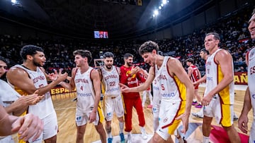 Los jugadores de la Selección celebran la victoria ante Georgia en el Santiago Martín de Tenerife.