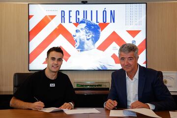 Sergio Reguilón firma con Miguel Ángel Gil su contrato por una temporada.