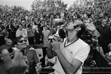 Nacido en Barcelona hace 82 años, falleció el 9 de octubre de 2019 tras una larga enfermedad. Fue campeón de Roland Garros en 1972, el de más edad. Lo logró con 34 años.

