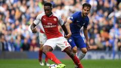 Welbeck, protegiendo el bal&oacute;n ante F&aacute;bregas.