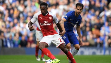 Welbeck, protegiendo el balón ante Fábregas.