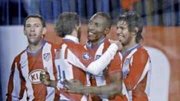 <b>CRACK. </b>Simao recibió las felicitaciones de Perea y del Kun tras el gol de falta que hacía al Atlético primero.