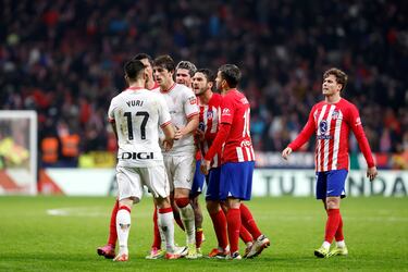 Hernández Hernández pitó el final del encuentro, pero las rencillas entre los jugadores de los dos equipos todavía estaban vivas. Una colleja de Yuri Berchiche a Koke lo originó todo. Tras ello De Paul reaccionó y el defensor del Athletic le denominó "bocachancla". Posteriormente jugadores de ambos conjuntos se unieron a la tangana, incluido Simeone que se encaró con algunos jugadores del conjunto vasco. 