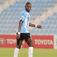 Coulibaly, rival de James, se desploma en el campo