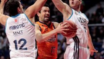 El escolta del Valencia Rafa Mart&iacute;nez, entra a canasta ante los jugadores del Real Madrid Nikola Mirotic  y Martynas Pocius, en el partido de la decimotercera jornada de la liga ACB de baloncesto que se disputa esta noche en el Palacio de los Deportes de Madrid.