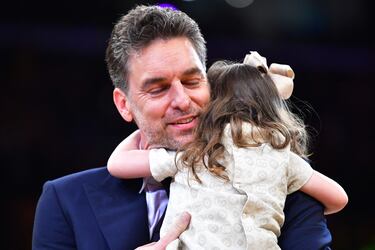 Pau Gasol abraza a su hija durante la ceremonia de retirada del dorsal de Pau Gasol.