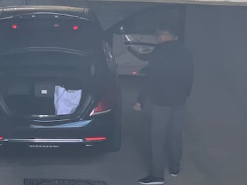 Ronaldo Nazário saliendo del estadio por la puerta de los vestuarios.