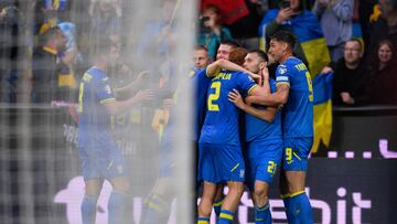 Prague (Czech Republic), 14/10/2023.- Players of Ukraine celebrate the 2-0 lead during the UEFA EURO 2024 group C qualification round match between Ukraine and North Macedonia in Prague, Czech Republic, 14 October 2023. (República Checa, Ucrania, Praga) EFE/EPA/VLASTIMIL VACEK