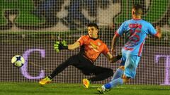 Arsenal remonta con diez y deja a Banfield sin ser segundo