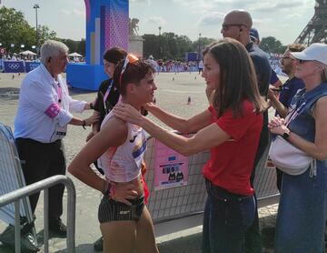 La Reina charla con la medallista española en la carrera de 20 km marcha, María Pérez. 