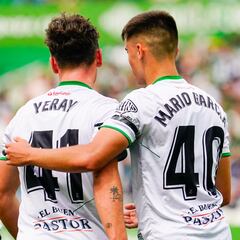 Avisen al ebanista, hay que arreglar la puerta del vestuario