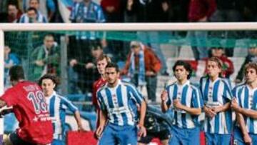 <b>BENGALAS EN RIAZOR. </b>Los casi mil aficionados navarros que viajaron a Riazor dieron ambiente al partido, aunque por desgracia se volvieron a ver bengalas en un estadio de fútbol.