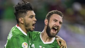 Corona festeja con Layún.