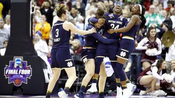 Las compa&ntilde;eras de Arike Ogunbowale festejan el triple de esta que da a Notre Damme la NCAA femenina 2018.