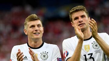 Toni Kroos y Thomas M¨¹ller. Alemania se enfrenta a Irlanda del Norte.