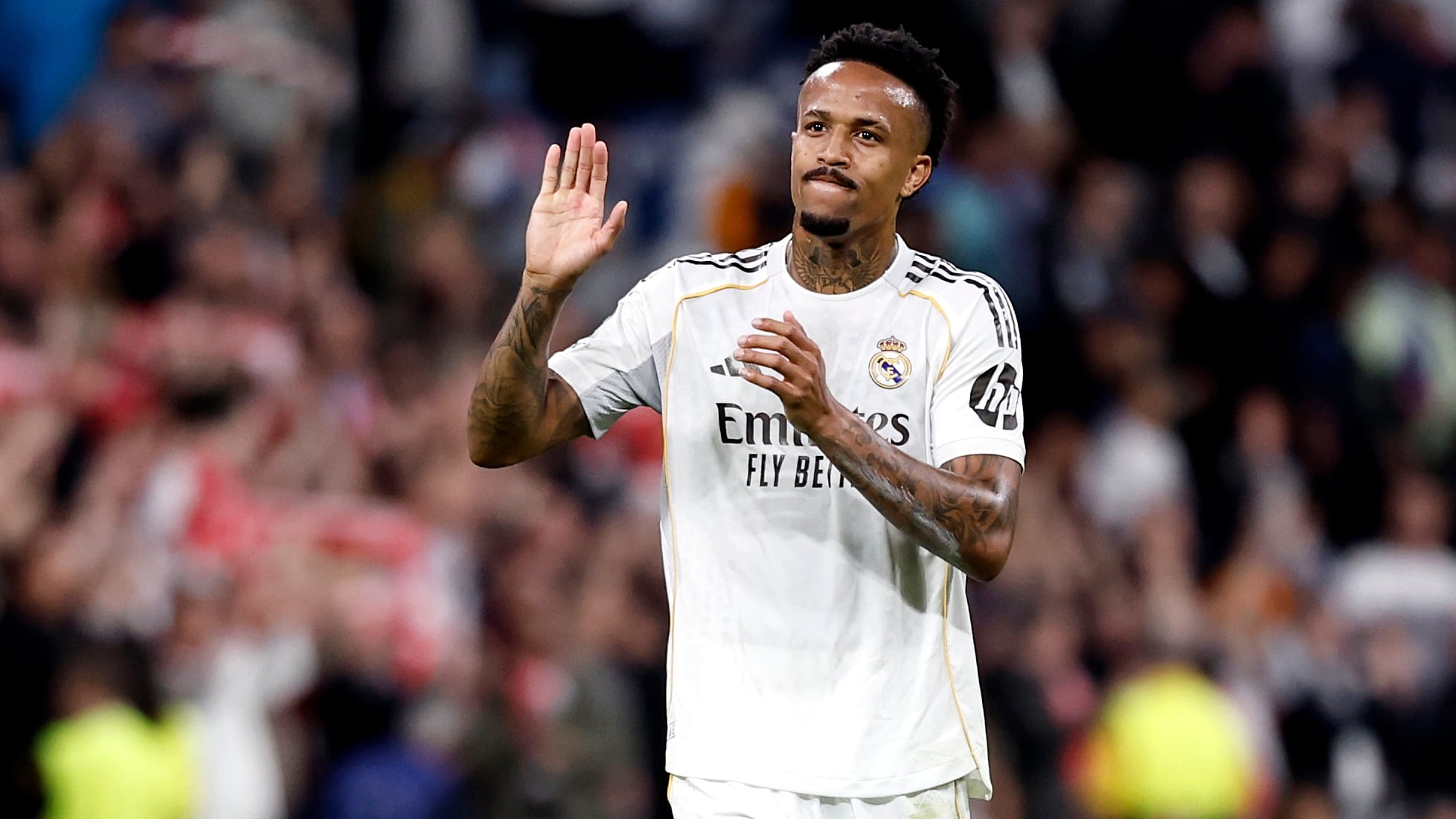 Militao, tres son multitud