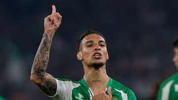 *CORRIGE TITULAR* SEVILLA, 06/11/2025.- El delantero brasileño del Betis Antony celebra tras anotar el 2-0 durante el cuarto partido de la primera fase de la Liga Europa disputado este jueves entre el Real Betis y el Olympique Lyon en La Cartuja de Sevilla. EFE/Julio Muñoz