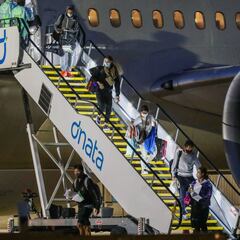 Alarma en Australia: 50 tenistas encerrados por positivos de COVID-19 en los vuelos