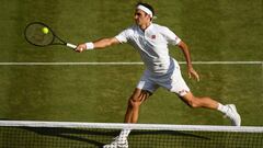 Roger Federer golpea una bola durante su partido ante Novak Djokovic en la final de Wimbledon 2019.