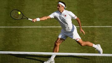 Roger Federer golpea una bola durante su partido ante Novak Djokovic en la final de Wimbledon 2019.