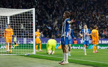 1-0. Carlos Romero celebra el primer tanto.