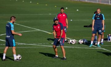 Idiakez da órdenes ante Miramón y Kravets en el entrenamiento de este martes. 