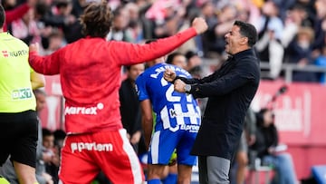 GIRONA, 08/11/2025.- El entrenador del Girona FC, Míchel, celebra la victoria tras el partido de LaLiga entre el Girona FC y el Alavés, este sábado en el estadio municipal de Montilivi. EFE/David Borrat.