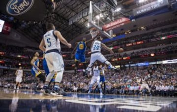 Devin Harris pasa el balón a Dorian Finney-Smith ante la defensa de Draymond Green en la victoria de Golden State Warriors en cancha de Dallas Mavericks por 112-87.