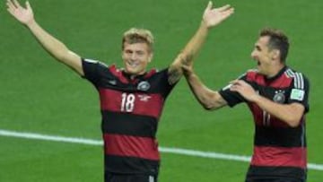 Toni Kroos celebra uno de los tantos que anotó ante Brasil.