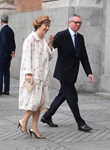 Alberto Ruiz Gallard¨®n, alcalde de Madrid entre 1995 y 2003, y su esposa Maria del Mar Utrera, saludan a su llegada a la parroquia del Sagrado Coraz¨®n.