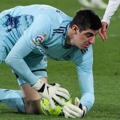 Courtois se queja: "Si no pitas el penalti sobre Benzema, no puedes pitar el de Carvajal..."
