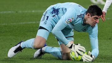 Courtois se queja: "Si no pitas el penalti sobre Benzema, no puedes pitar el de Carvajal..."