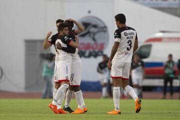 Maza Rodríguez, Luis Advícula, Diego Jiménez y Facundo Erpen celebran la goleada de Lobos ante Veracruz 5-0 en el Clausura 2018 de la Liga MX.