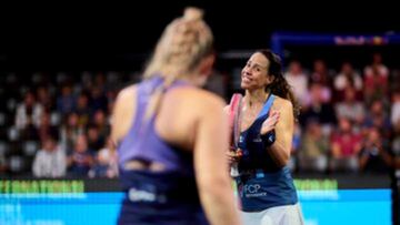 Marta Marrero felicita a Osoro, de espaldas.